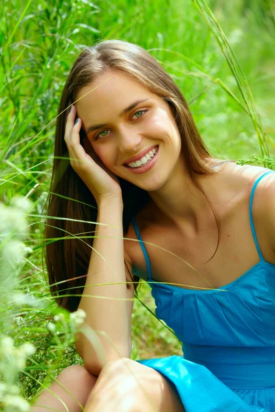 Young teenage woman outdoors — Stock Photo, Image
