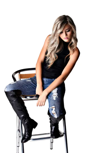 Vacker kvinna i trasiga jeans och läderstövlar — Stockfoto