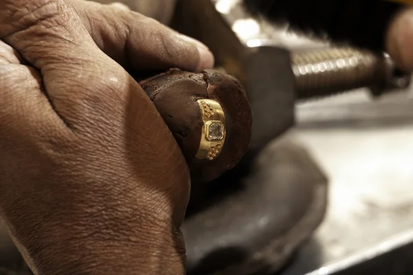 Pracovitý zlatník pracuje na zlatý prsten — Stock fotografie