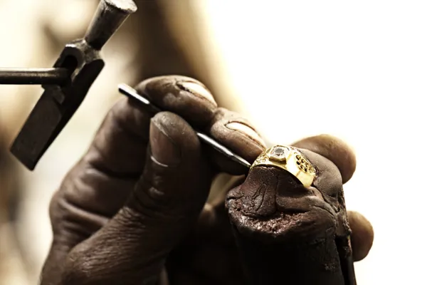 Goldsmith haciendo anillo — Foto de Stock