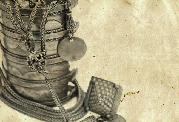 古色古香的土耳其手镯和项链 grunge 背景上. — 图库照片