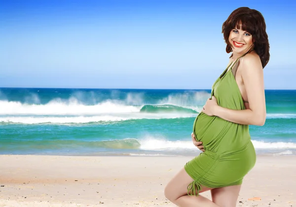 Gravid kvinna vid havet — Stockfoto