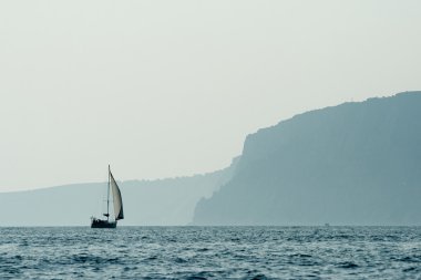 Deniz ve dağlar ile tekne