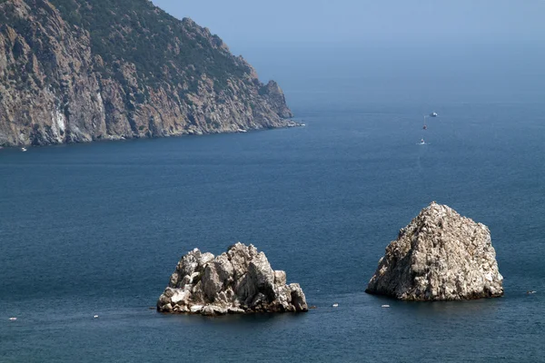 Zwei alte Felsen im Meer — Stockfoto