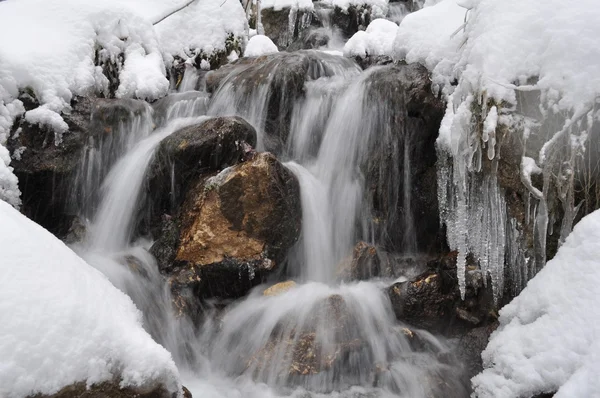 Malý vodopád a jehla ledu v hoře — Stock fotografie