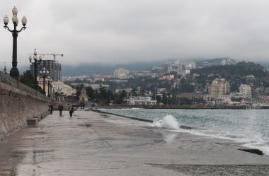 yalta şehir bir fırtına sırasında iskele