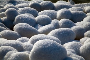karla kaplı taşlar