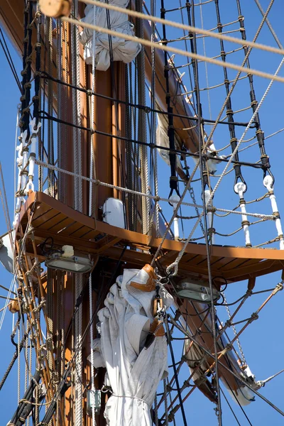Ψηλό ιστιοφόρο πλοίο ξάρτια — 图库照片