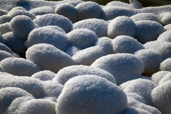 Stenen bedekt met sneeuw — Stockfoto