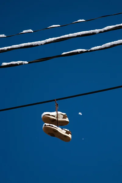 Zapatos colgando alto — Foto de Stock