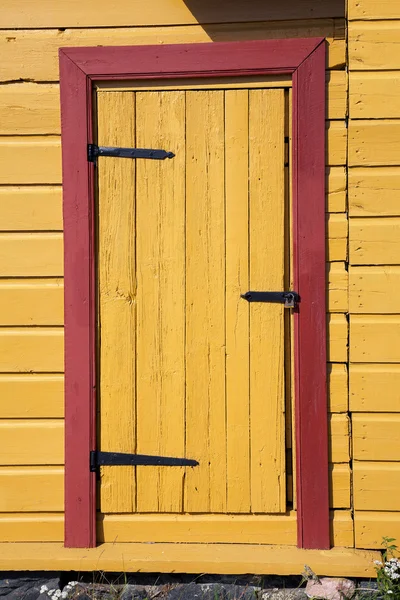 老黄木质门 — 图库照片