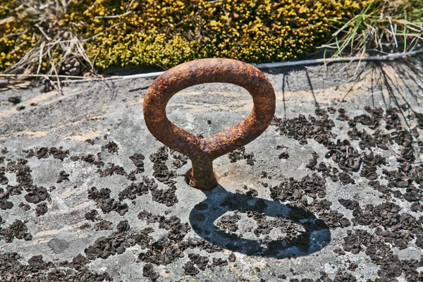 Ржавый железный крючок — стоковое фото