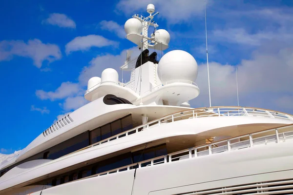 Radartechnik und Kommunikationsausrüstung für Yachten — Stockfoto