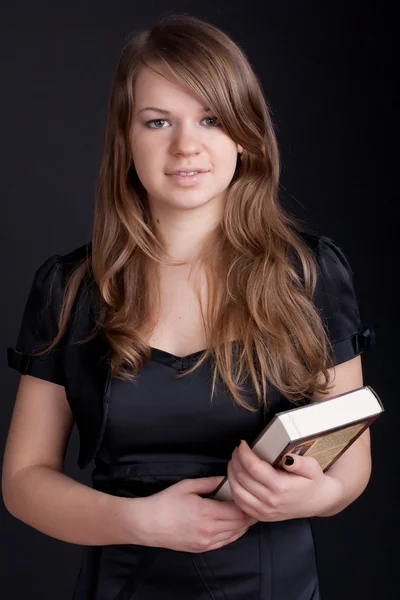 Una chica sosteniendo un libro — Foto de Stock