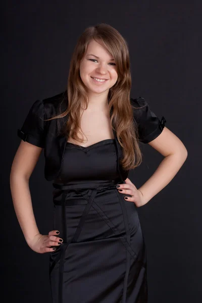 Jovem menina em vestido preto — Fotografia de Stock