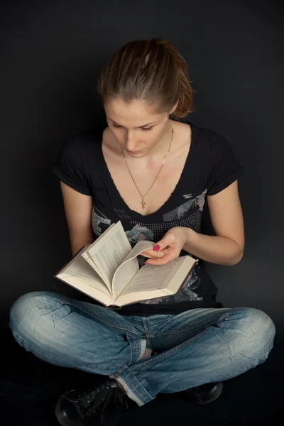 여자는 책을 통해 잎 — 스톡 사진