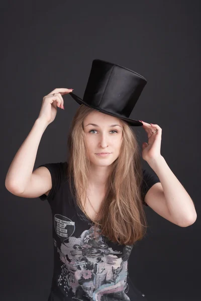 Chica en un sombrero-cilindro — Foto de Stock