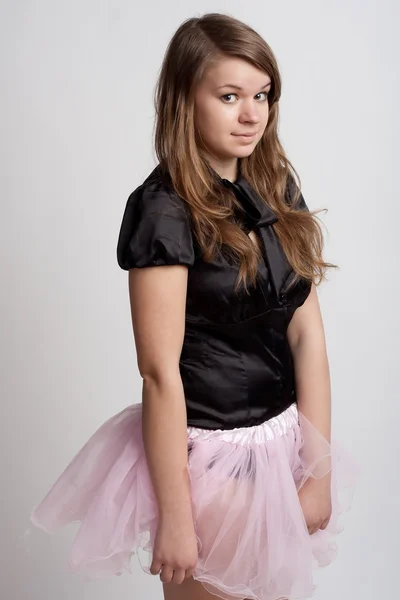 年轻的女孩穿了件粉红色的裙子 — 图库照片