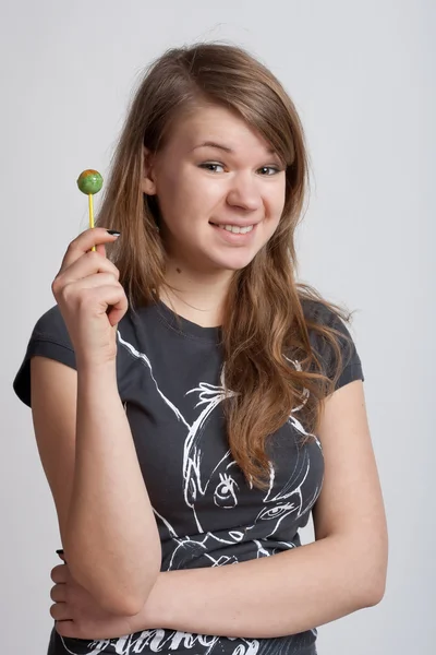 Ragazza con caramelle su un bastone in mano — Foto Stock