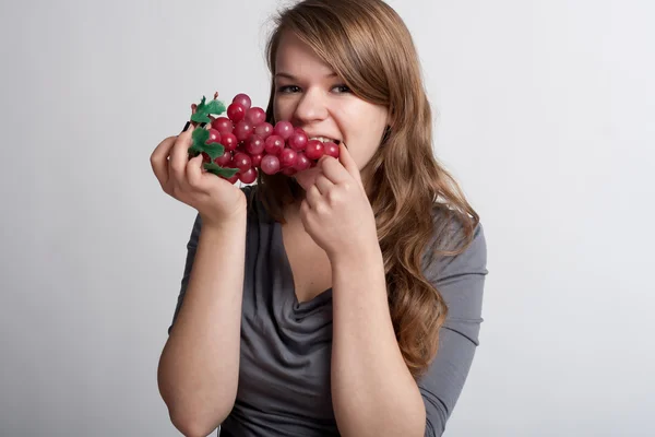 Mädchen isst Weintrauben — Stockfoto