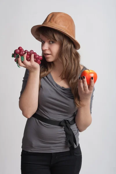 Dívka s hrozny a jablka v rukou — Stock fotografie