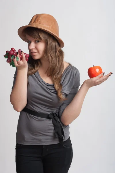 Girl with grapes and apples in the hands of — Stock Photo, Image