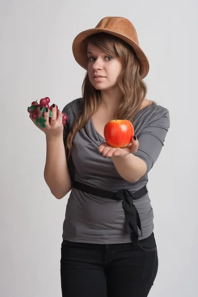 Dívka s hrozny a jablka v rukou — Stock fotografie