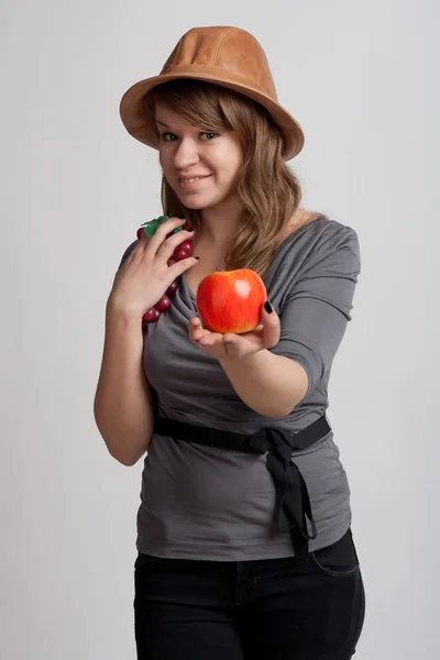 Κορίτσι με σταφύλια και τα μήλα στα χέρια των — Φωτογραφία Αρχείου