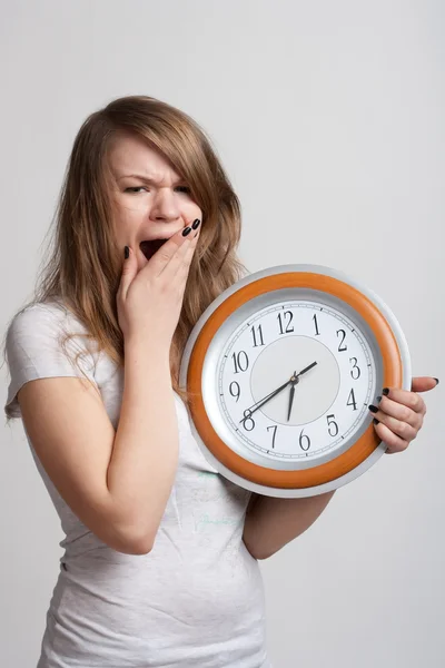 Κορίτσι με ένα μεγάλο ρολόι στα χέρια του ύπνου — Φωτογραφία Αρχείου