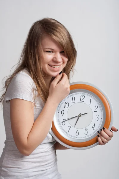 Menina bonita com um grande relógio em suas mãos — Fotografia de Stock