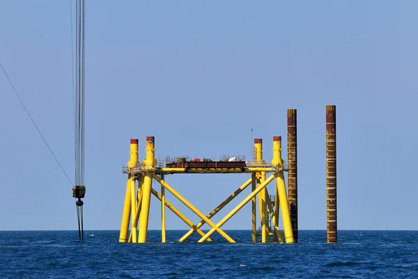 Construção de uma plataforma petrolífera no mar — Fotografia de Stock