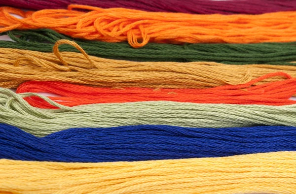カラフルな綿の糸についてクラフト — ストック写真