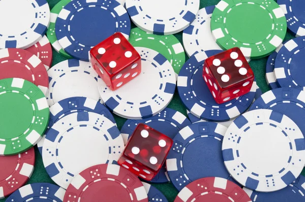 Mnoho poker žetony a kostky — Stock fotografie
