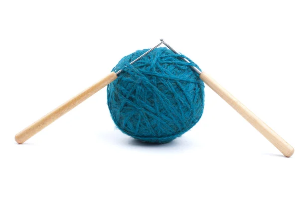 Bola azul do fio com agulhas de tricô — Fotografia de Stock