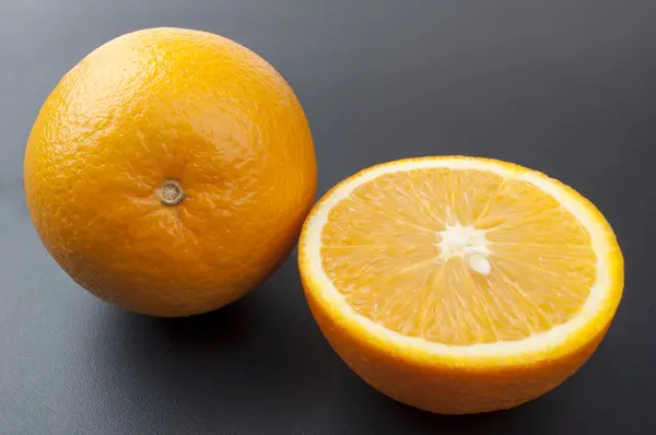 Dwa świeże pomarańczowy — Zdjęcie stockowe