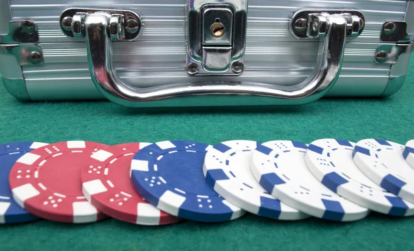 Kovový kufr a poker žetony — Stock fotografie