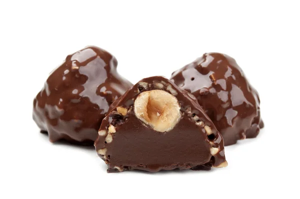 Шоколадные конфеты с орехами — стоковое фото