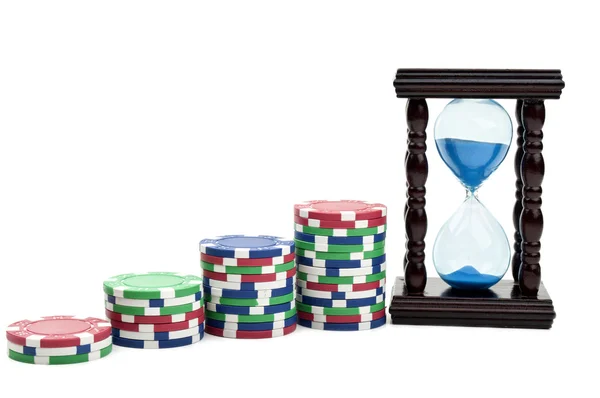 Klepsydra i poker żetony — Zdjęcie stockowe