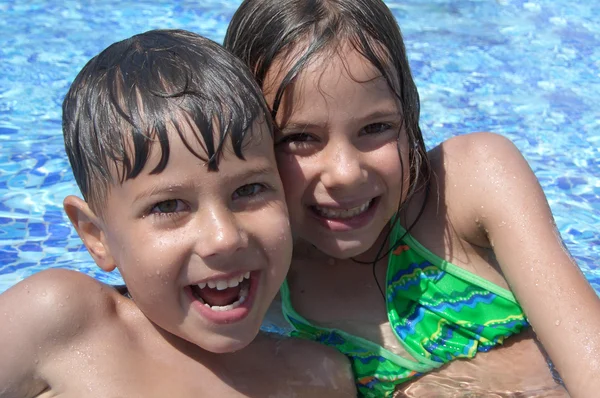 Dzieci w basenie — Zdjęcie stockowe