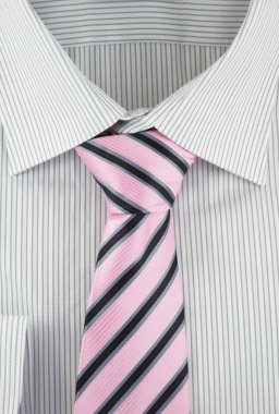çizgili ipek kravat ile yeni bir gömlek