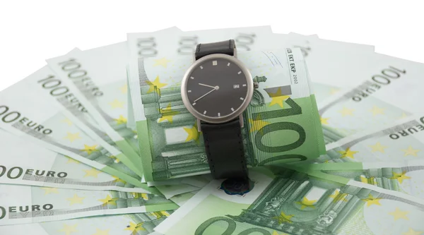 Tid är pengar. klocka och 100 euro isolerad på en vit. — Stockfoto