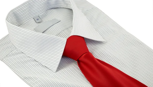 Gestreiftes Hemd mit roter Seidenkrawatte über weißem — Stockfoto