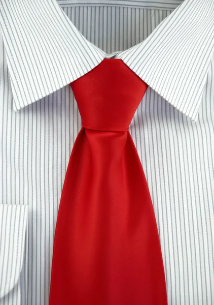 Gestreiftes Hemd mit roter Seidenkrawatte — Stockfoto