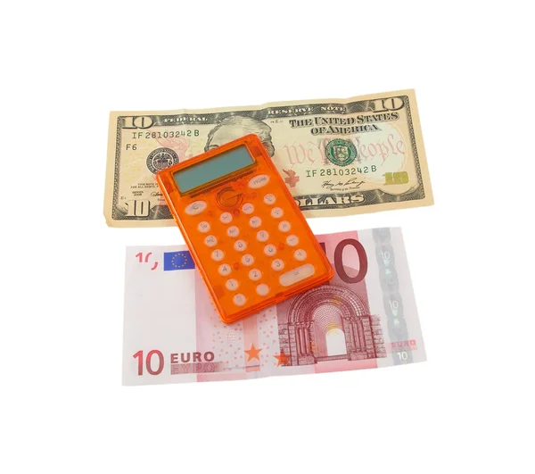 Calculadora com notas de 10 euros e 10 dólares sobre um branco — Fotografia de Stock