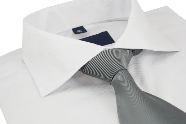 Camisa nova com uma gravata listrada cinza em um branco — Fotografia de Stock
