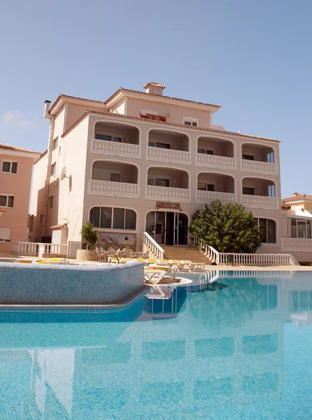 Luxury hotel and swimming pool — Stock Photo, Image