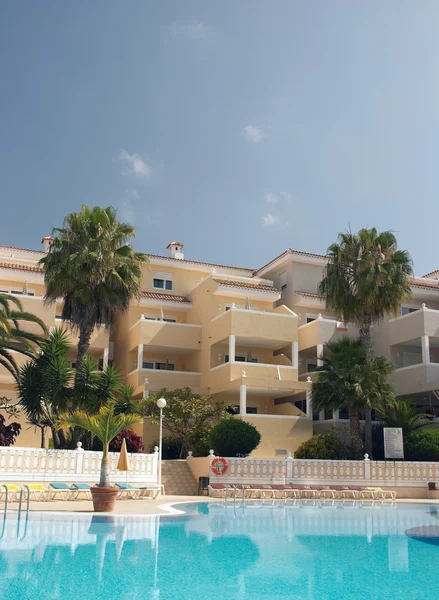 Luxury hotel with swimming pool — Stock Photo, Image