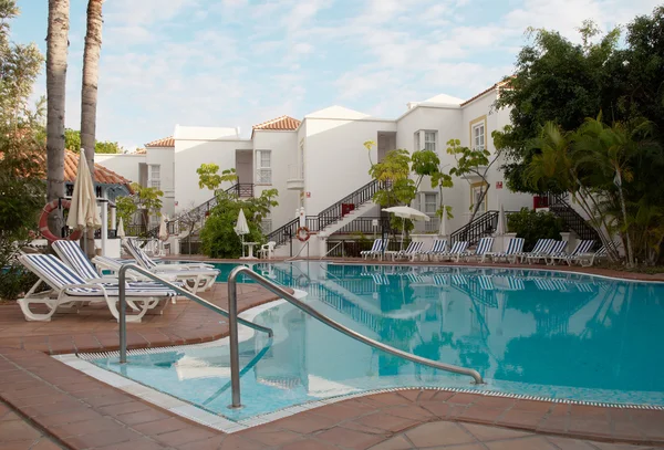 Swimming pool of luxury hotel — Stock Photo, Image