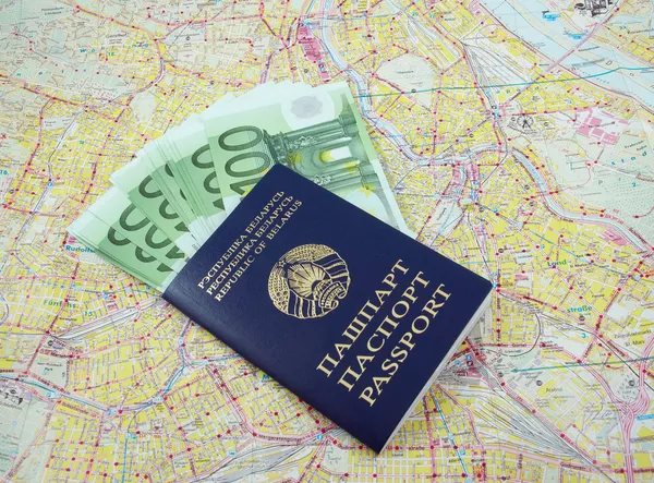 Паспорт с деньгами на карте — стоковое фото