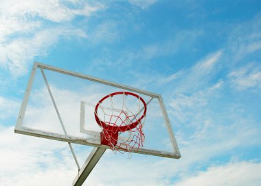Açık Basketbol çember üzerinde mavi gökyüzü